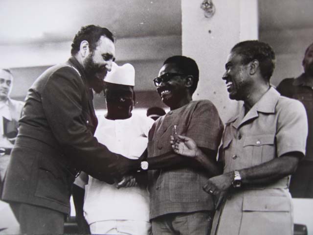 Fidel Castro greets three African Presidents (Sekou Touré - Agostinho Neto - Luis Cabral)
