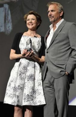 Annette Bening and Kevin Costner