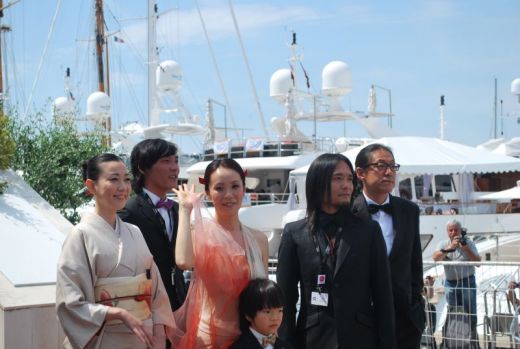The cast of *Hanezu* arriving at the Palais