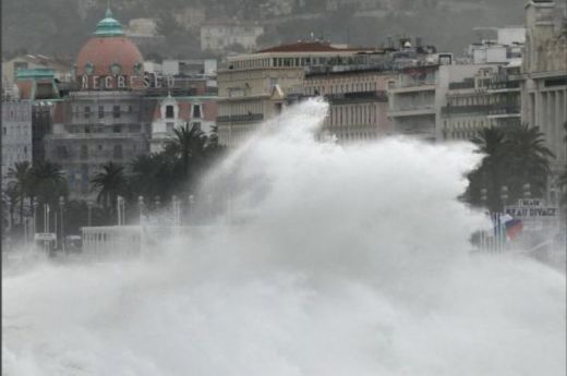 giant waves in nice