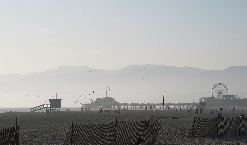 1200px-USA_Santa_Monica_Beach_and_pier_CA.jpg